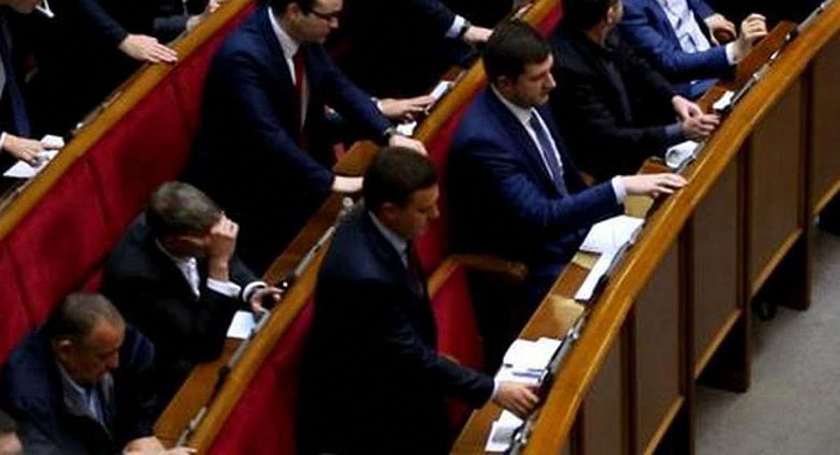 Два депутати «Відродження» кнопкодавили під час голосування за Гройсмана