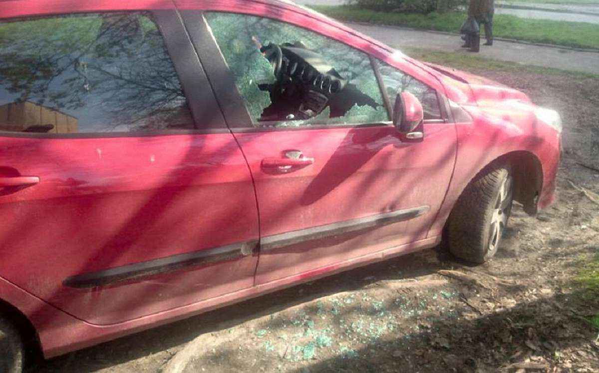 У Львові злодій обікрав машину на очах автовласника
