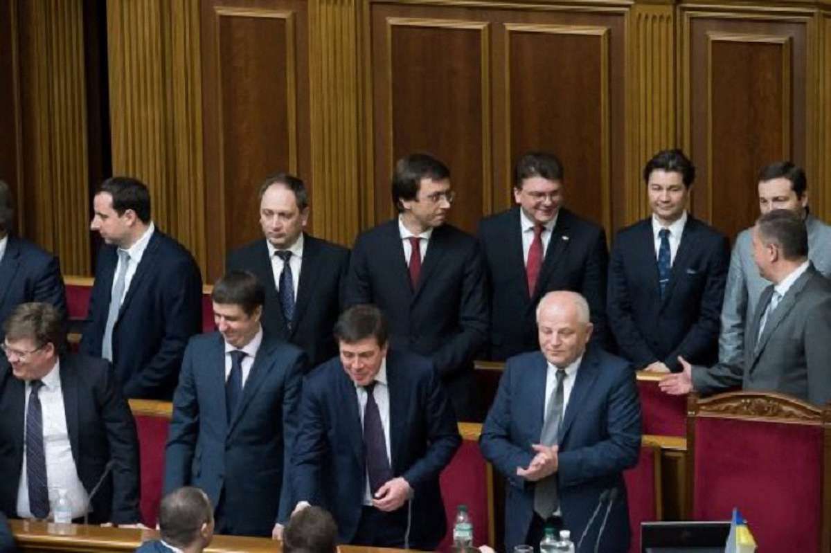 Верховна Рада позбавила мандатів Гройсмана та шістьох його міністрів