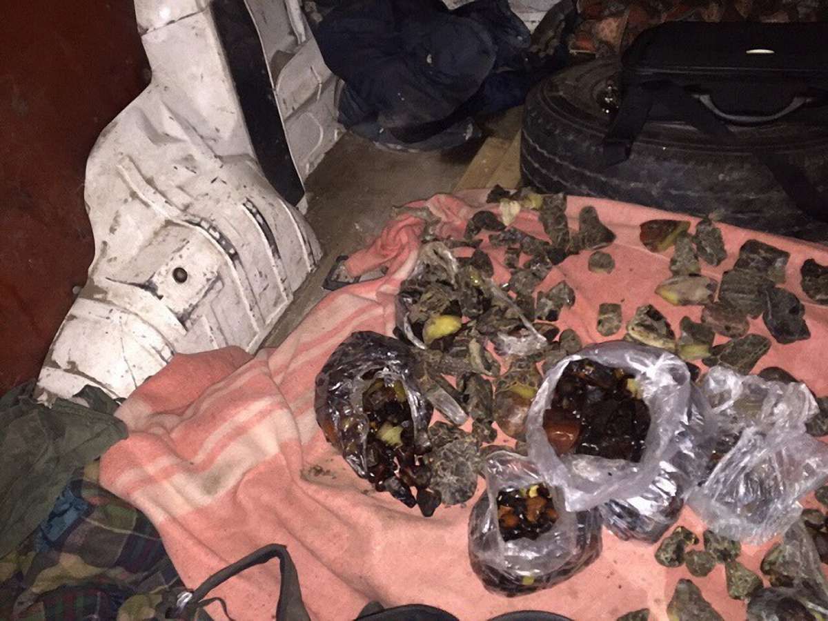 На Рівненщині СБУ вилучила у скупників 115 кг бурштину