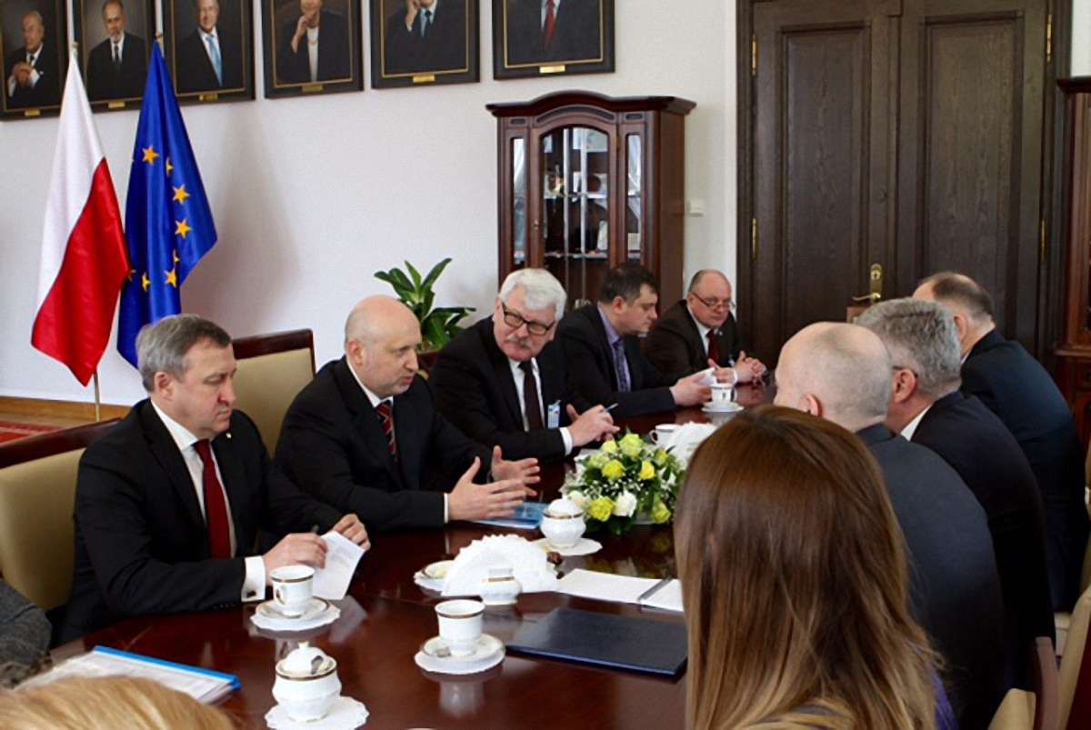 Турчинов закликав владу Польщі ввести санкції проти осіб зі списку «Савченко-Сенцова»