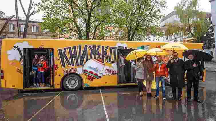 На вулицях Києва з'явився перший в Україні автобус-бібліотека