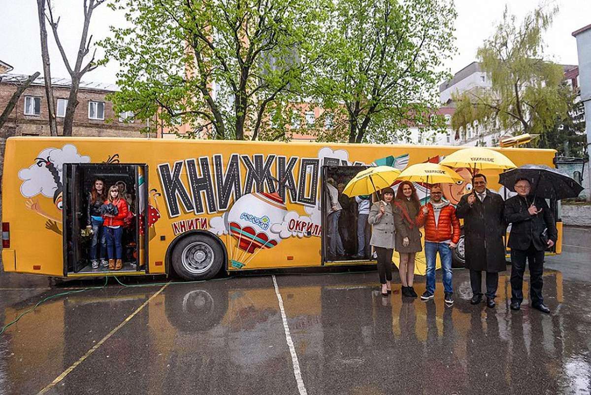 На вулицях Києва з'явився перший в Україні автобус-бібліотека