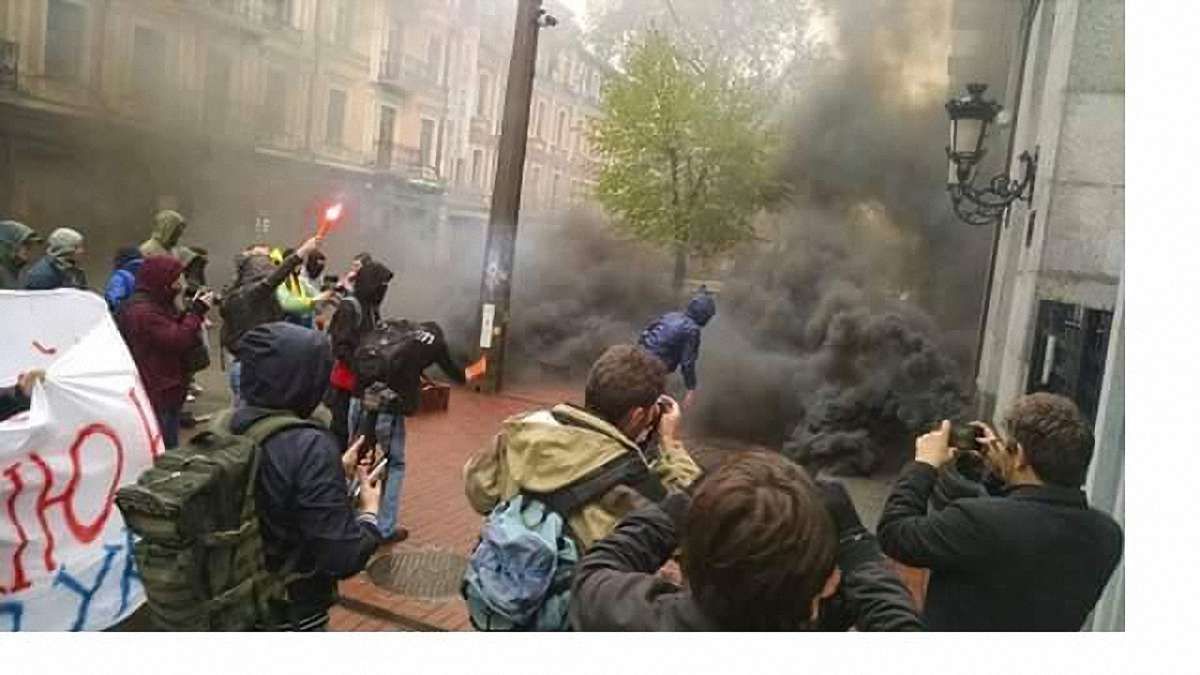 В Києві закидали димовими шашками будівлю Росспівробітництва