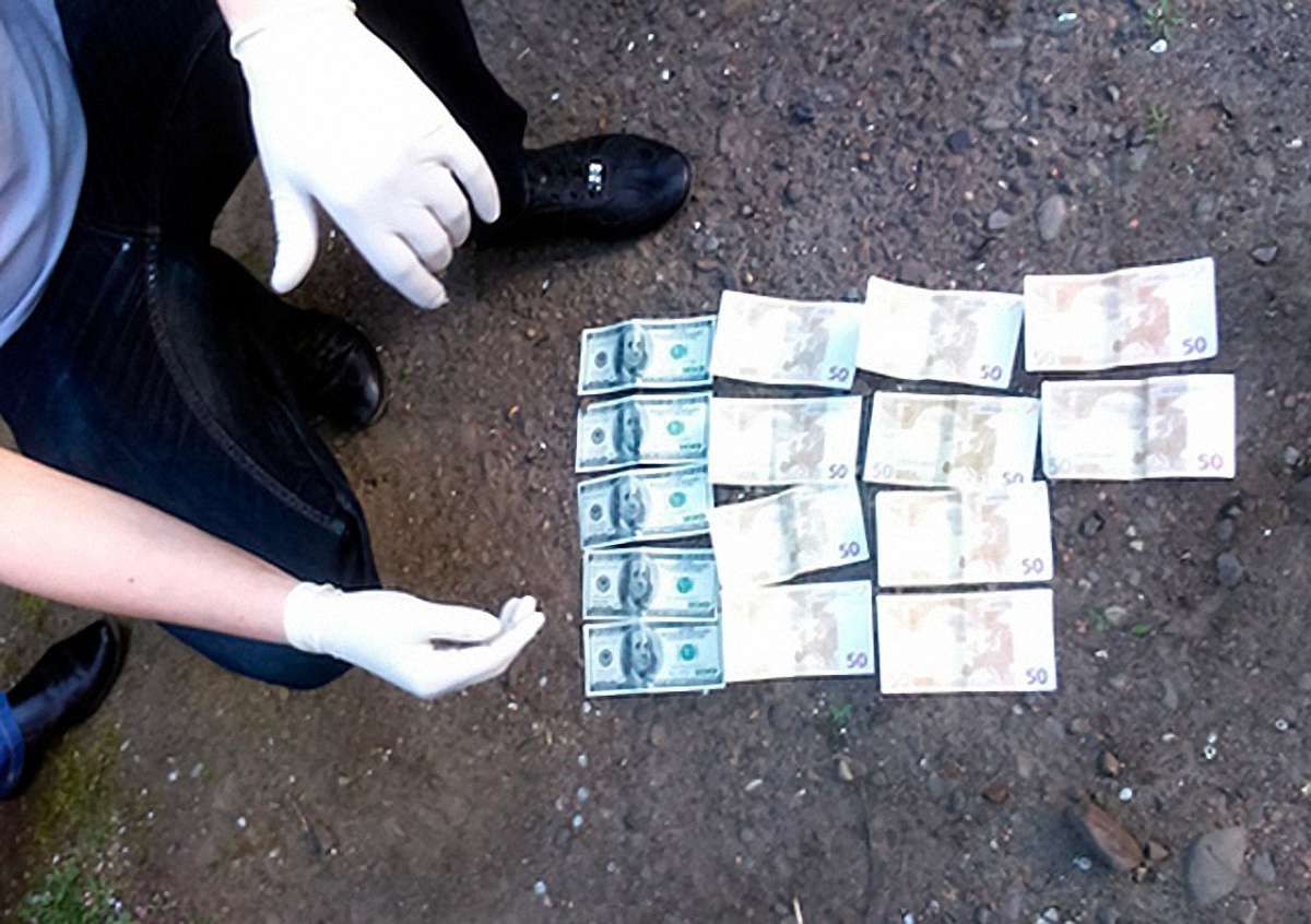 На Буковині на хабарі затримали підполковника поліції 