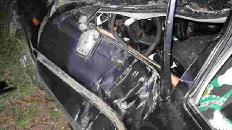 На Львівщині машина влетіла в дерево: двоє людей загинули, одна травмувалась