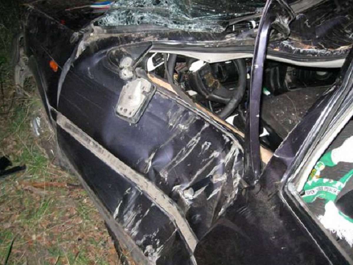 На Львівщині машина влетіла в дерево: двоє людей загинули, одна травмувалась