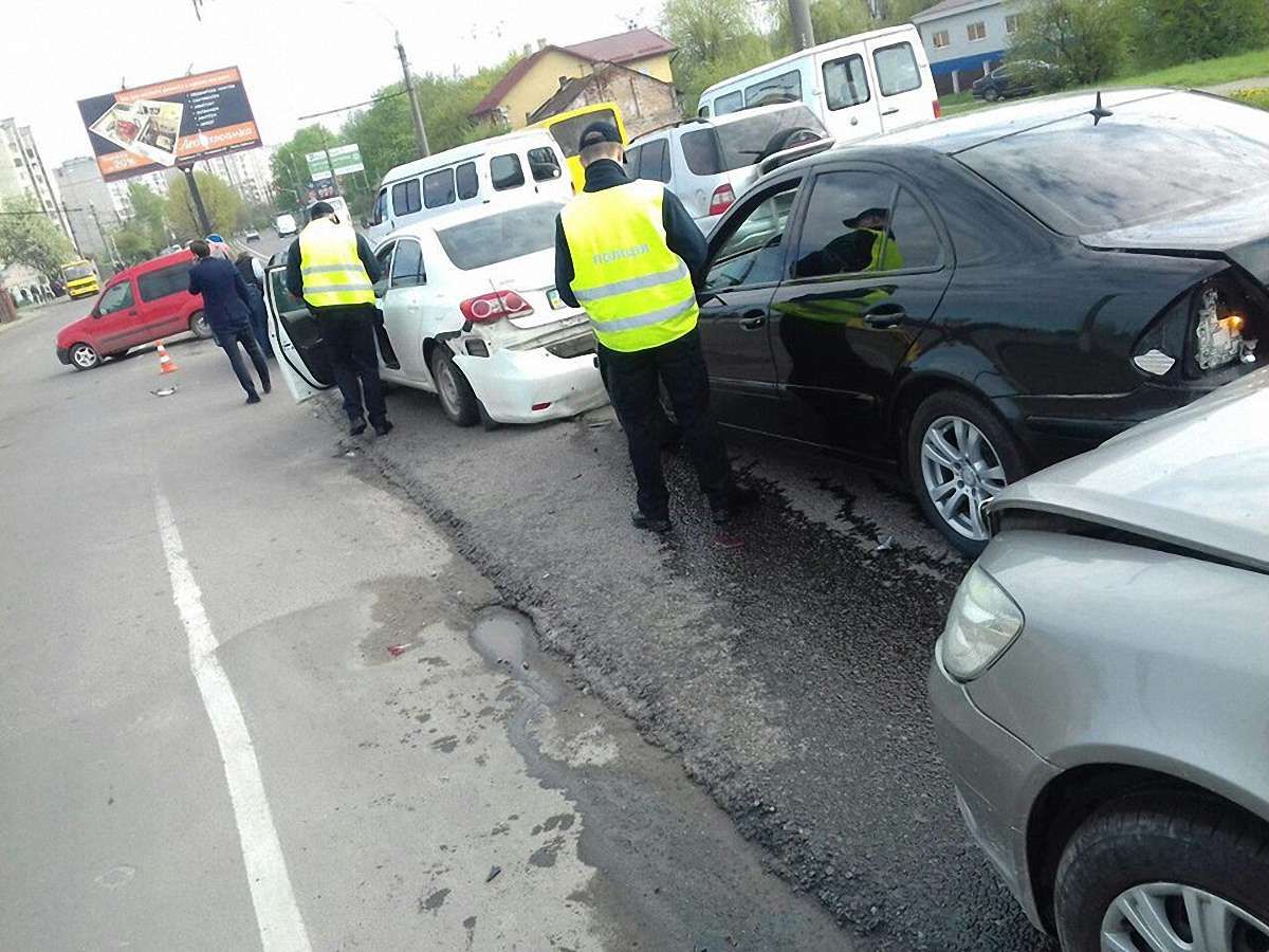 На Левандівському мосту у Львові зіткнулися п’ять автомобілів