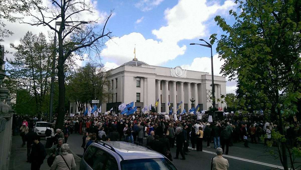 Біля Верховної Ради пікетують науковці