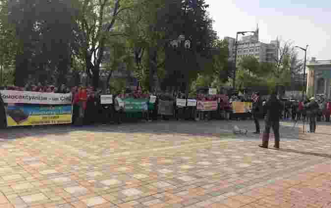 Біля Верховної Ради проходить протест проти легалізації одностатевих шлюбів