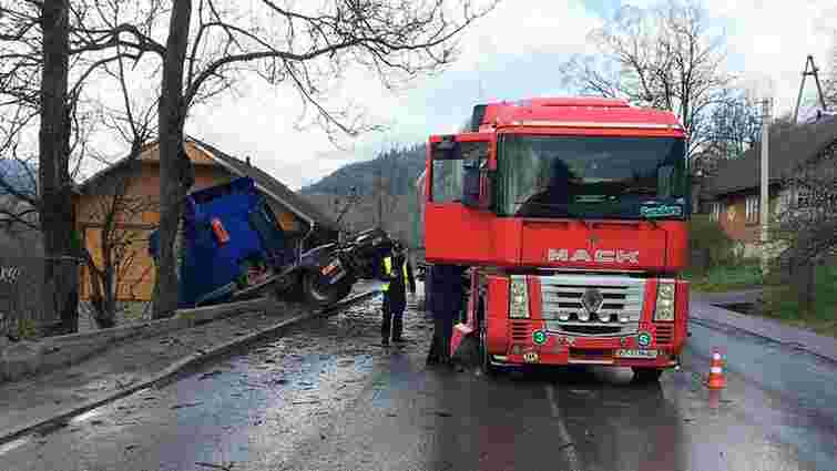 У гірському селі на Львівщині зіткнулися дві вантажівки