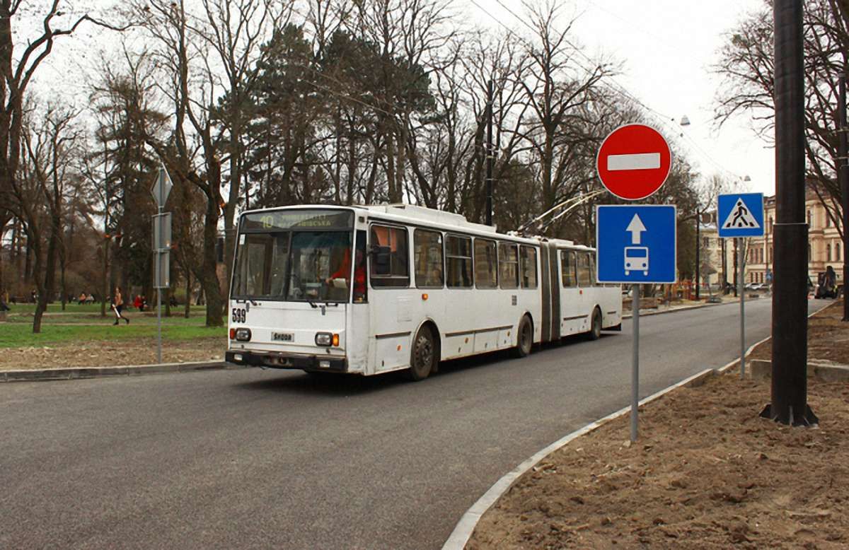 У Львові відкриють проїзд приватного транспорту через площу Юра
