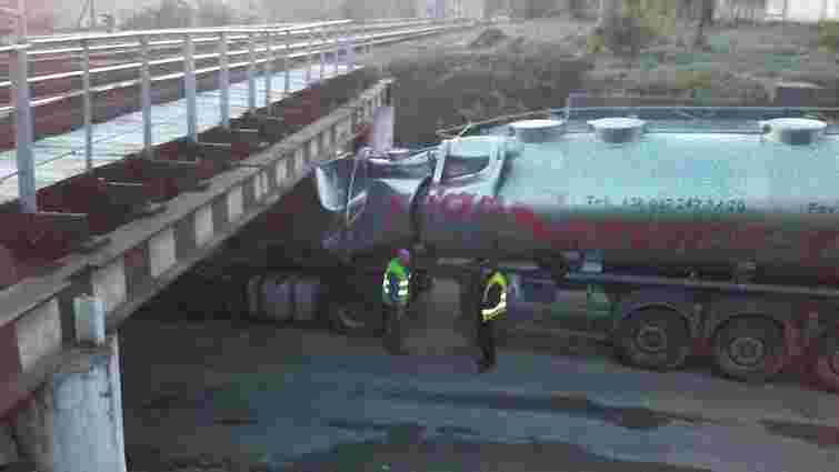 Вантажівка з цистерною застрягла під мостом у Львові