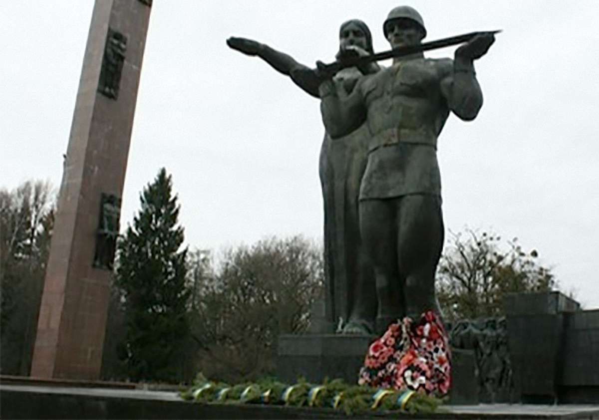Українська галицька партія вимагає демонтувати у Львові радянський Монумент Слави