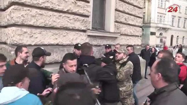 Півсотні молодиків загородили вхід до Львівської опери на концерт «Неангелів»