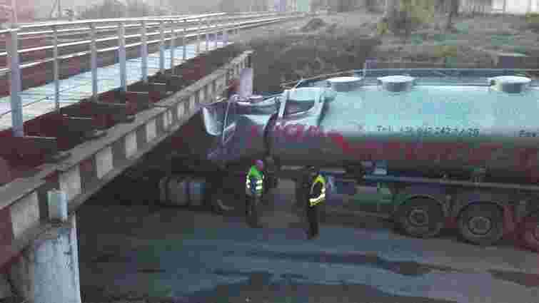 Автоцистерну з-під моста у Львові витягнули за допомогою залізничного крану