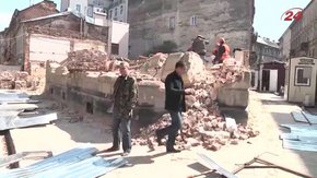 Люди в балаклавах розгромили паркан скандального будівництва на вул. Чайковського