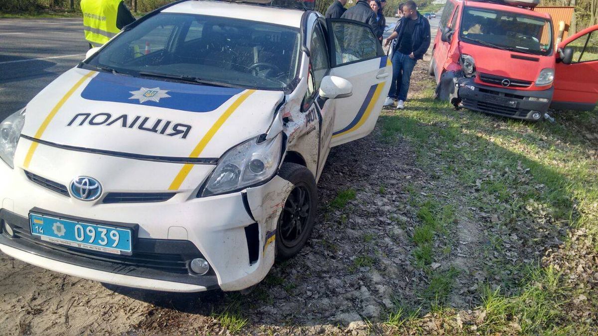 Під Львовом патрульні потрапили в аварію