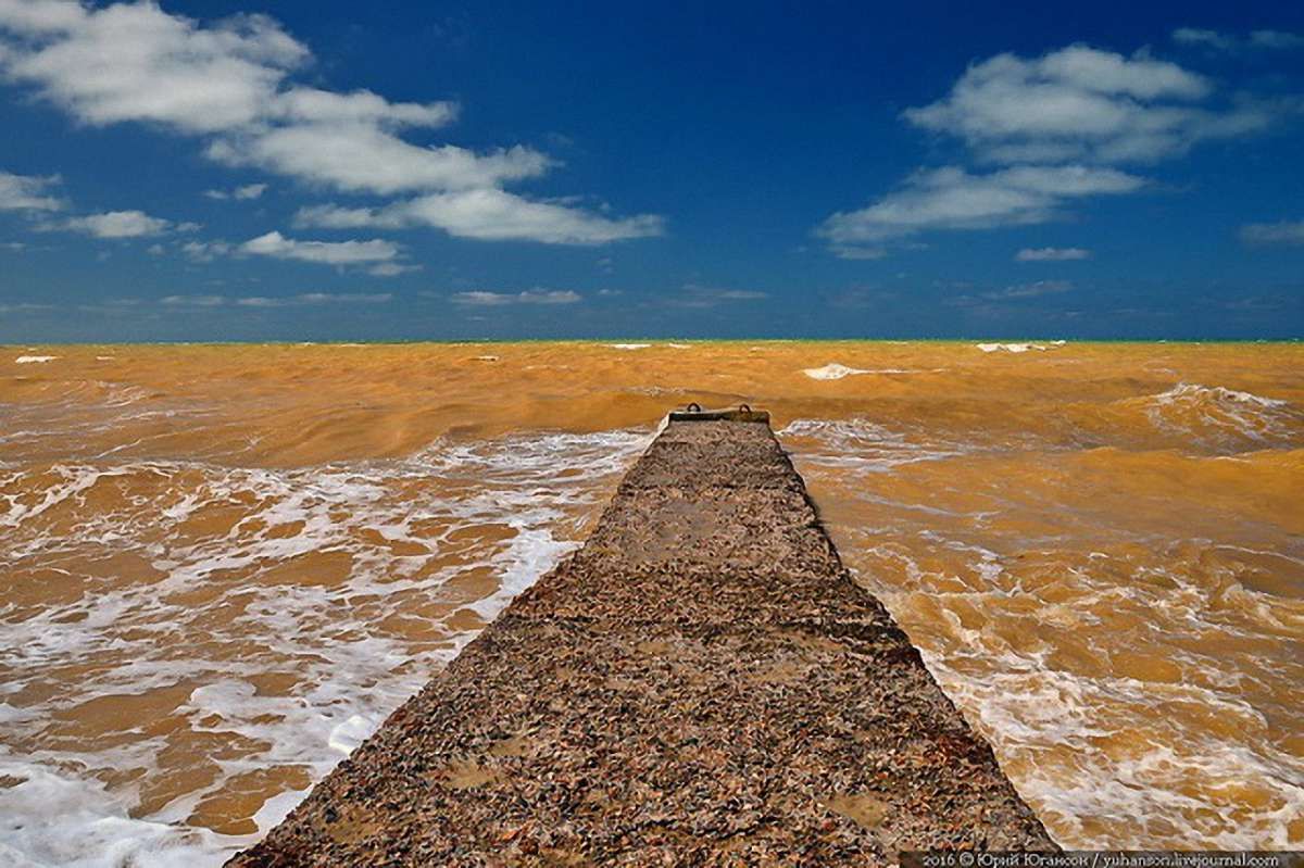 Біля кримських берегів несподівано пожовтіло Чорне море