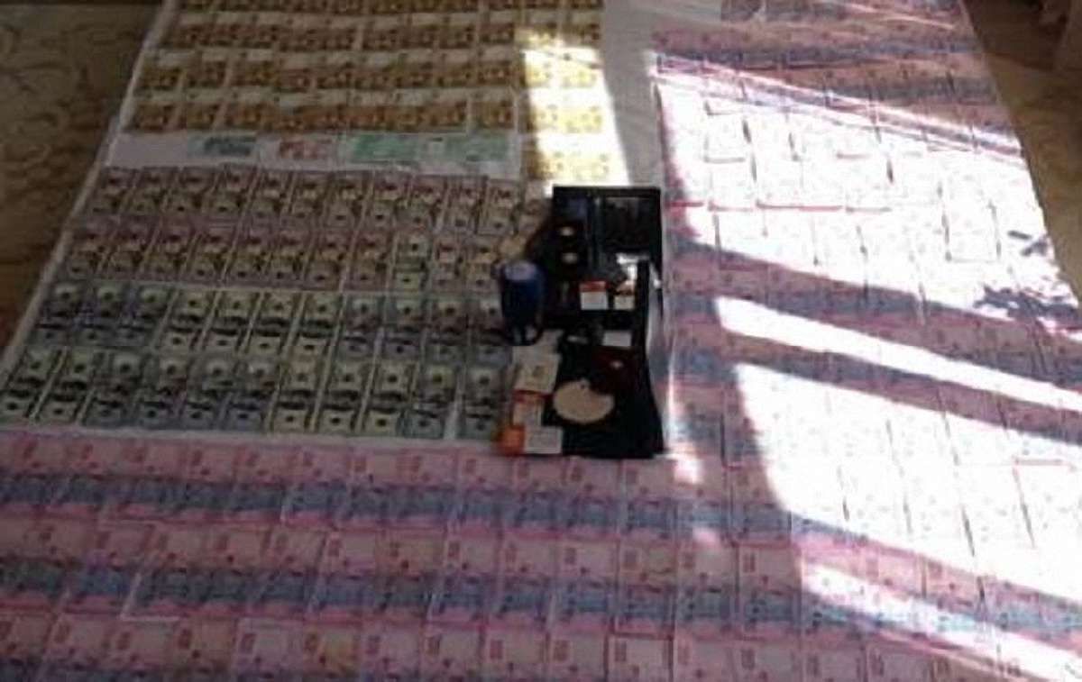 На Одещині чиновниця ДФС під час затримання намагалася порізати собі вени