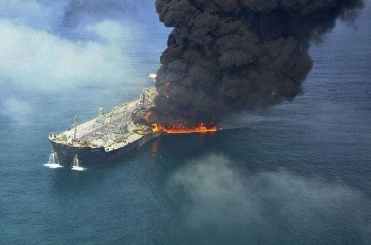 У Каспійському морі спалахнув російський танкер