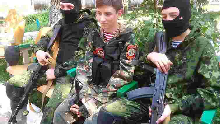 Бойовики на Донбасі активно вербують дітей у спеціалізованих таборах