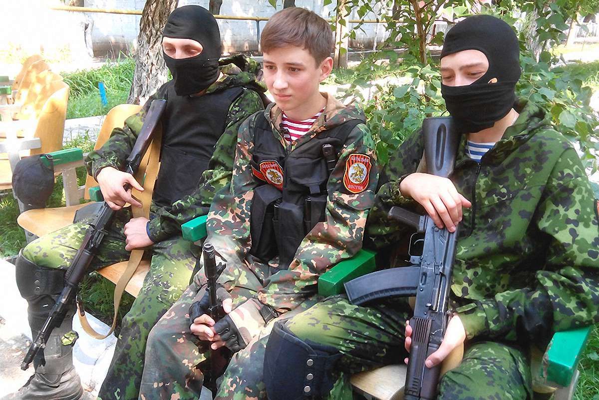 Бойовики на Донбасі активно вербують дітей у спеціалізованих таборах