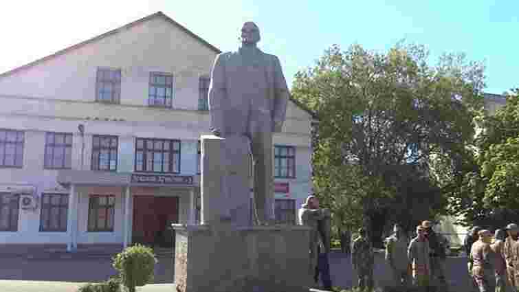 Під час демонтажу пам’ятника Леніну на Одещині місцеві жителі побилися з бійцями «Азову»