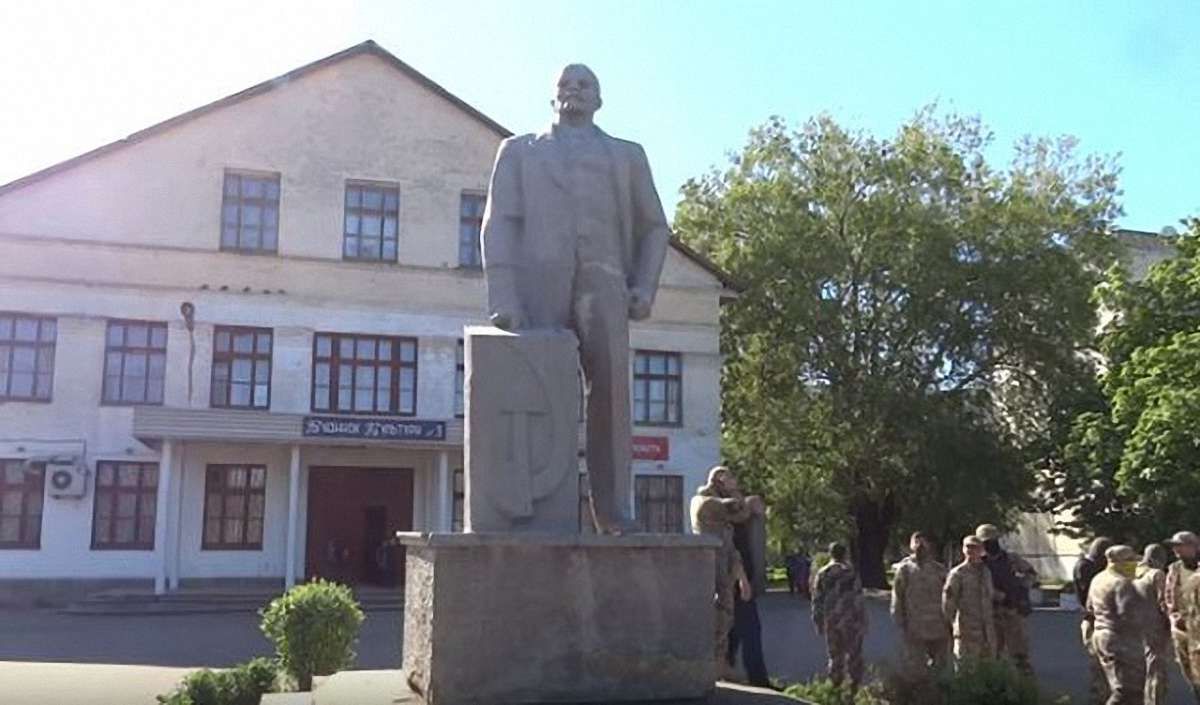 Під час демонтажу пам’ятника Леніну на Одещині місцеві жителі побилися з бійцями «Азову»