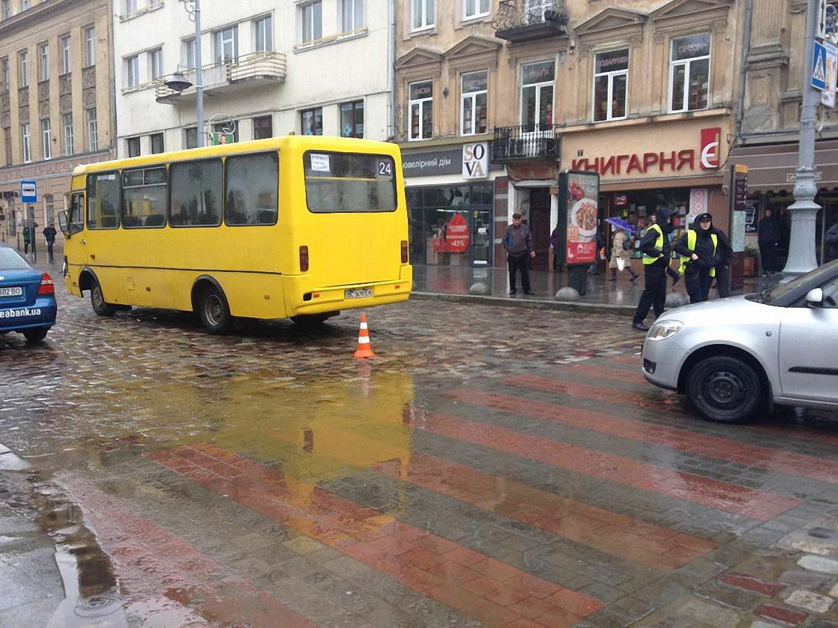 У центрі Львова маршрутка збила на переході 19-річну дівчину