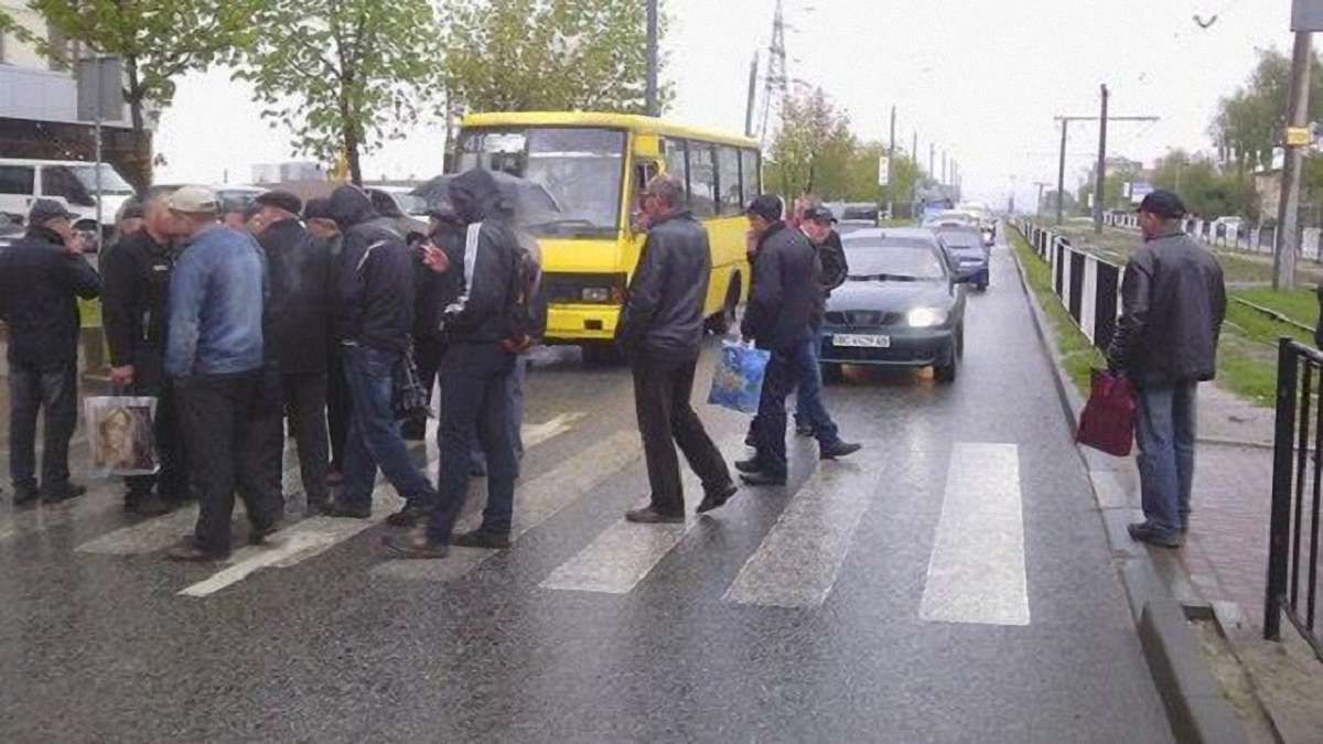 Працівники новобудови у Львові перекрили дорогу
