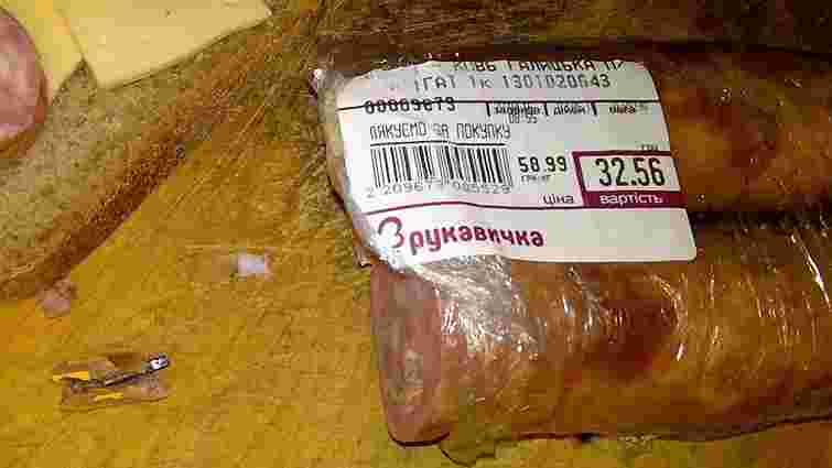 Львів’янин придбав у супермаркеті ковбасу з олівцем всередині