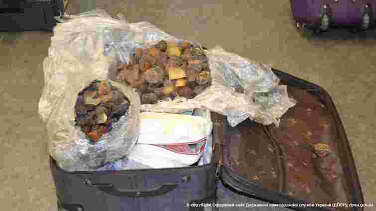 В харківському аеропорту затримали двох громадянок Китаю із 35 кг бурштину