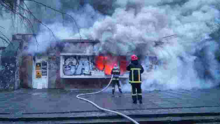 У центрі Львова зранку гасили пожежу в закинутій будівлі