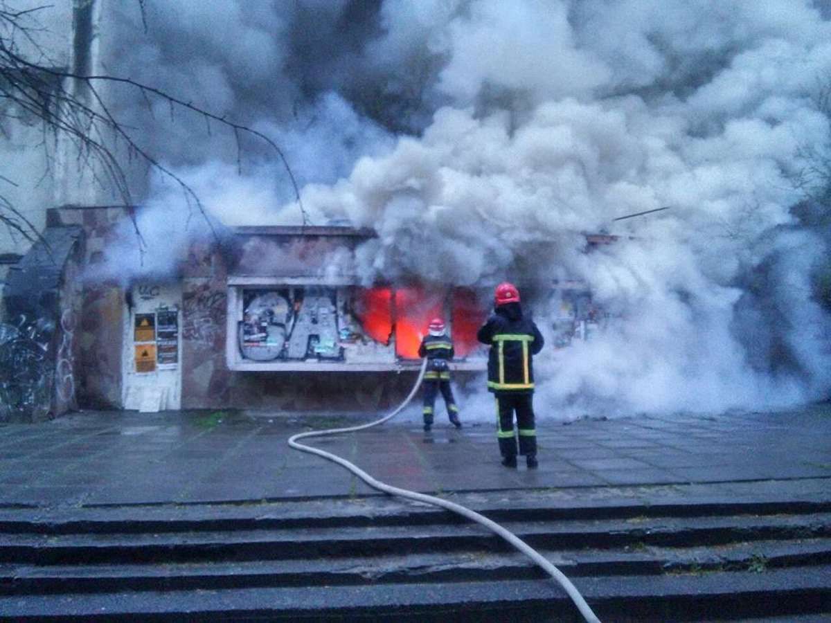 У центрі Львова зранку гасили пожежу в закинутій будівлі