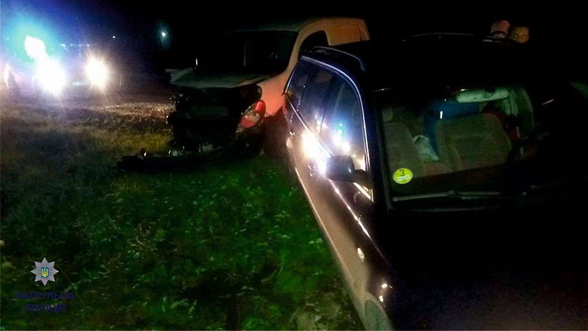 Нетверезий водій на Львівщині влетів в автівку на узбіччі