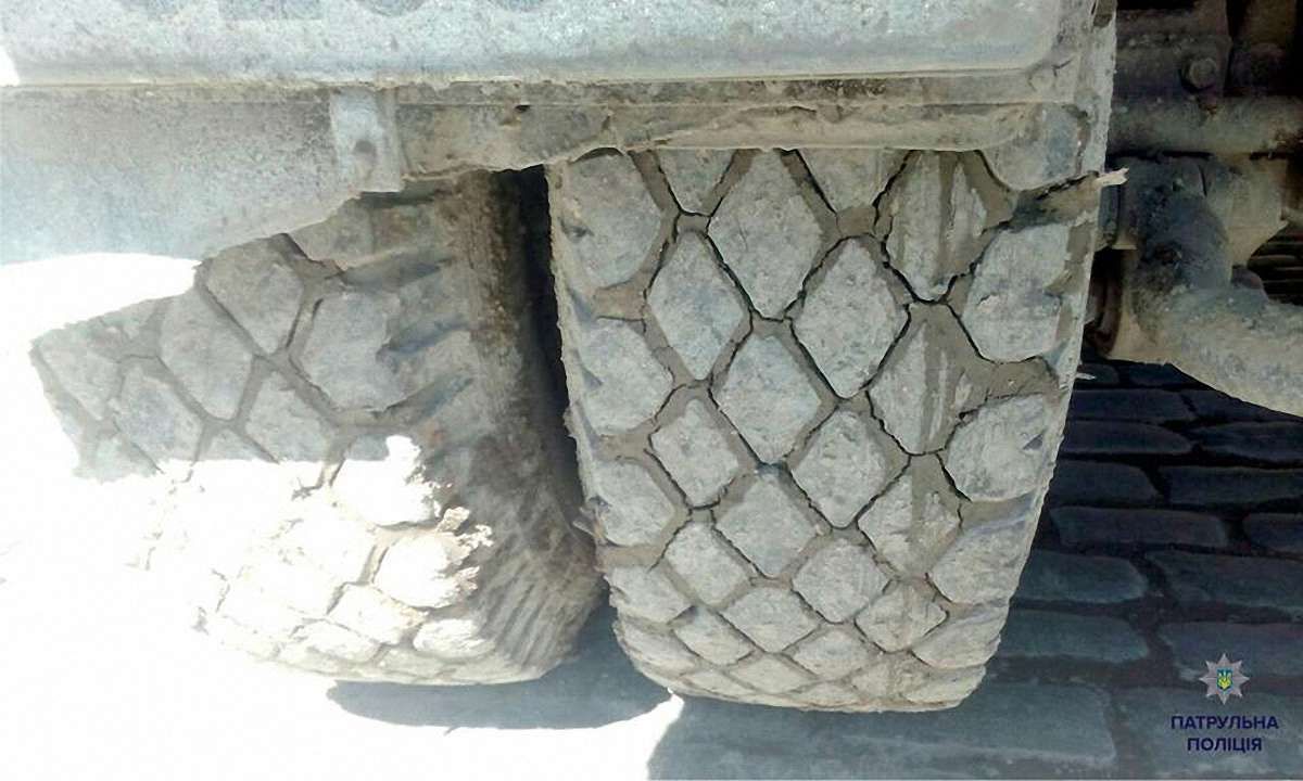Львівські патрульні оштрафували водія вантажівки за забруднення дороги