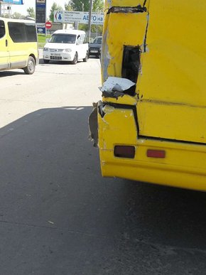 У Львові госпіталізували трьох пасажирів маршрутки внаслідок зіткнення з фурою 