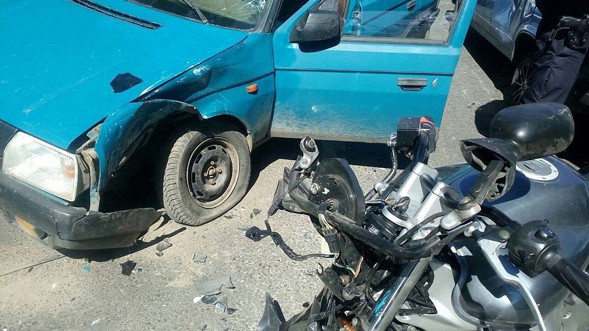 У Львові у ДТП мотоцикл зіткнувся з двома автомобілями