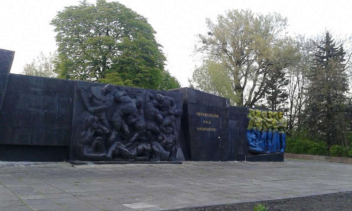 Монумент слави у Львові розмальовували у жовто-сині кольори