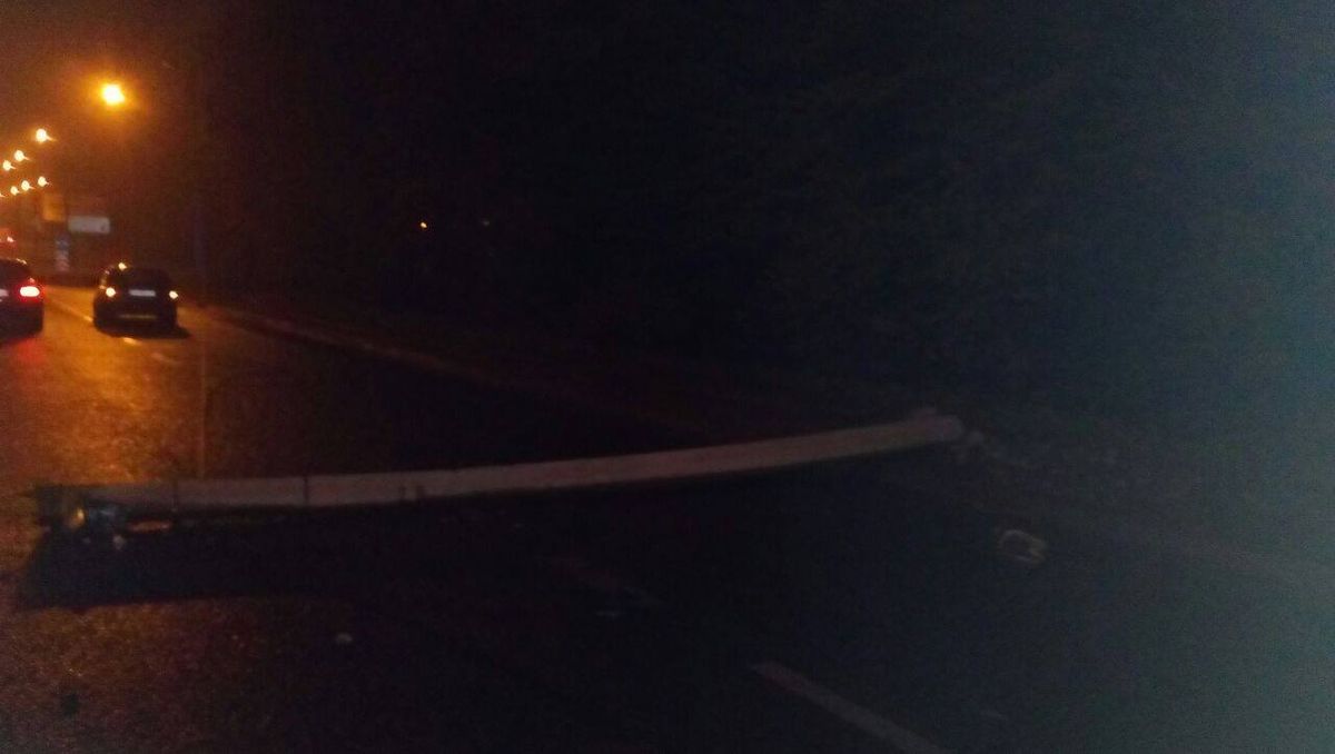 Водій ВАЗ звалив бетонну електроопору у Львові