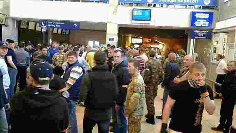 В одеському аеропорту активісти заблокували депутатів з «Опозиційного блоку»
