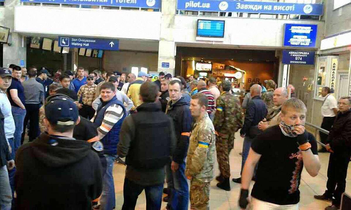 В одеському аеропорту активісти заблокували депутатів з «Опозиційного блоку»