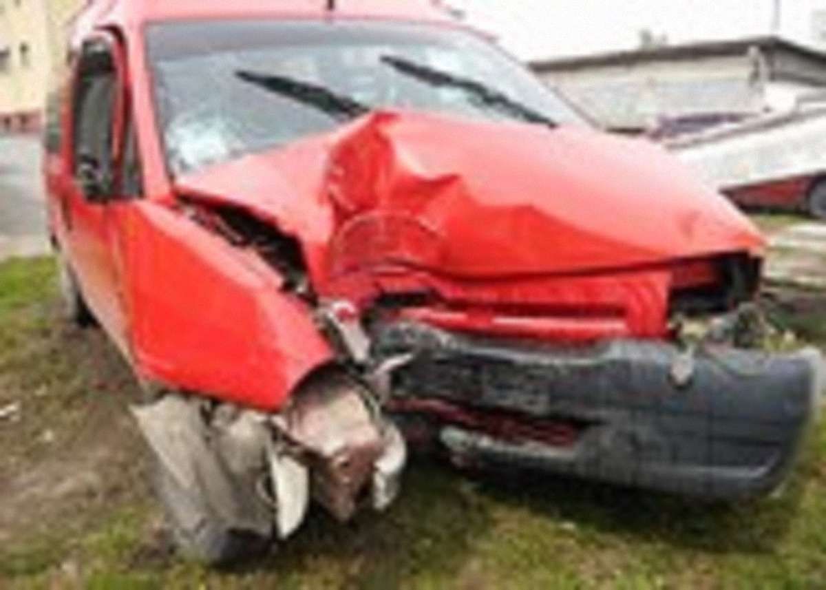 У Золочеві мікроавтобус влетів у дерево: постраждали п’ятеро людей