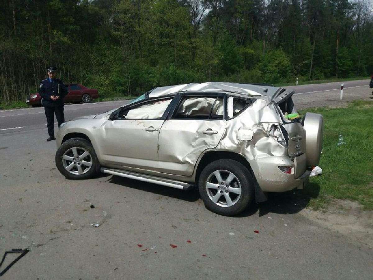 На Львівщині сім'я потрапила в аварію: мама і двоє дітей у лікарні