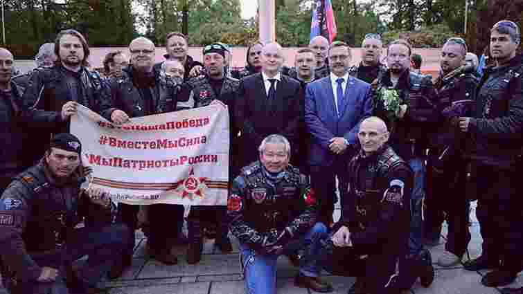 Голова чеського краю оприлюднив фото з путінським байкерами та прапором «ДНР»
