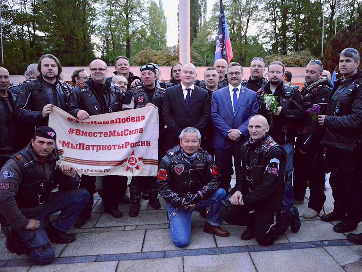 Голова чеського краю оприлюднив фото з путінським байкерами та прапором «ДНР»