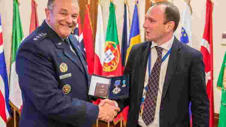 Порошенко нагородив екс-командувача НАТО в Європі орденом Ярослава Мудрого