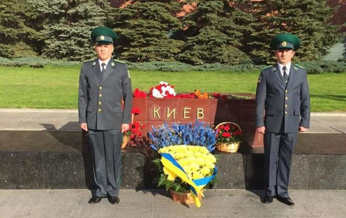 Посольство України в РФ поклало жовто-сині квіти біля стели місту-герою Києву в Москві