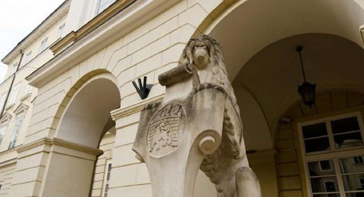 Трьох посадовців Львівської міськради викликали до прокуратури